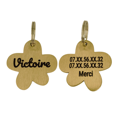 Vue de face de la médaille fleur laiton